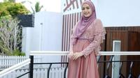 Model gamis kombinasi brokat dan satin Adelia Pasha ini bisa dijadikan inspirasi untuk tampil feminin dan elegan di Hari Raya. (Instagram/adeliapasha).