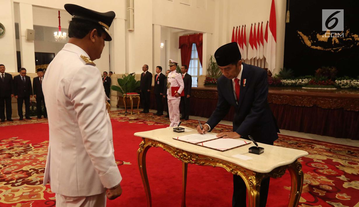 Presiden Jokowi melantik Isdianto sebagai Wakil Gubernur Kepulauan Riau (Kepri) di Istana Negara, Jakarta, Selasa (27/3). Penetapan Isdianto sebagai Wagub Kepri dilakukan oleh DPRD setempat secara aklamasi pada 7 Desember 2017. (Liputan6.com/Angga Yuniar)