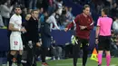 <p>Pelatih Sevilla Julen Lopetegui (kedua kanan) berbicara dengan asisten wasit sebelum Rafa Mir (kiri) masuk ke lapangan melawan Levante pada pertandingan Liga Spanyol di Stadion Ciutat de Valencia, Valencia, Spanyol, 21 April 2022. (Jose Jordan/AFP)</p>