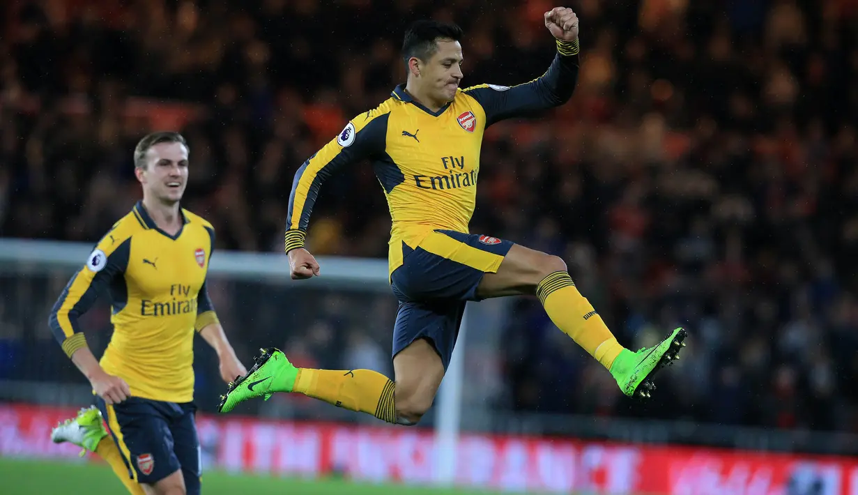 Striker Arsenal, Alexis Sanchez, merayakan gol yang dicetaknya ke gawang Middlesbrough pada laga Premier League di Stadion Riverside, Inggris, Senin (17/4/2017). Middlesbrough takluk 1-2 dari Arsenal. (AFP/Lindsey Parnaby)