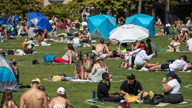 Jaga Jarak Saat Bersantai di Taman San Francisco