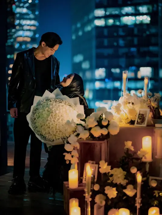 Potret kebahagiaan keduanya tiga tahun menjalani rumah tangga bersama. Rey memberikan sebuket bunga untuk istri tercinta. "Sayang Terima kasih ya… selalu ada ajaa yang kamu lakuin buat bikin aku seneng dan nangis terharu, terimakasih buat semuanyaa, usahanya.. surprise nya dan apapun yang aku gak bisa sebutin semuanya disini.." tulis Dinda Hauw.  [Instagram/dindahw]