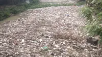 Tumpukan sampah berada di Sungai Cibanten. Foto: (Yandhi Deslatama/Liputan6.com)