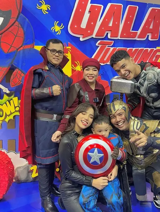 Sementara itu, Haji Faisal dan istrinya berdandan ala Doctor Strange dan Scarlet Witch. Fadly memakai kostum Thor dan Frans memakai baju Thanos.  [Instagram].
