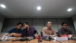 Direktur Hukum PSSI, Aristo Pangaribuan (kedua kanan) memberikan keterangan di kantor PSSI, Jakarta, Selasa (8/3/2016). Tim hukum PSSI memberikan penyataan terkait putusan Mahkamah Agung terhadap SK Pembekuan PSSI. (Liputan6.com/Helmi Fithriansyah)