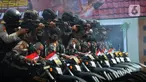 Polisi unjuk kebolehan menembak dari atas motor dalam upacara penutupan pelatihan Tim Patroli Perintis Presisi di Polda Metro Jaya, Selasa (30/11/2021). Pelatihan untuk meningkatkan kemampuan operasi dan patroli dalam mencegah gangguan keamanan dan ketertiban masyarakat. (merdeka.com/Imam Buhori)
