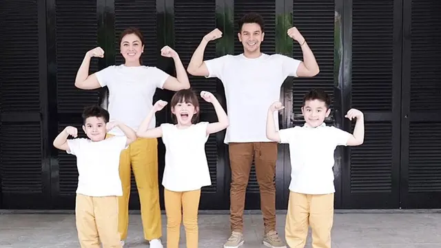 6 Potret Kompak Jonathan Frizzy dengan Ketiga Anaknya yang Jadi Bintang Iklan