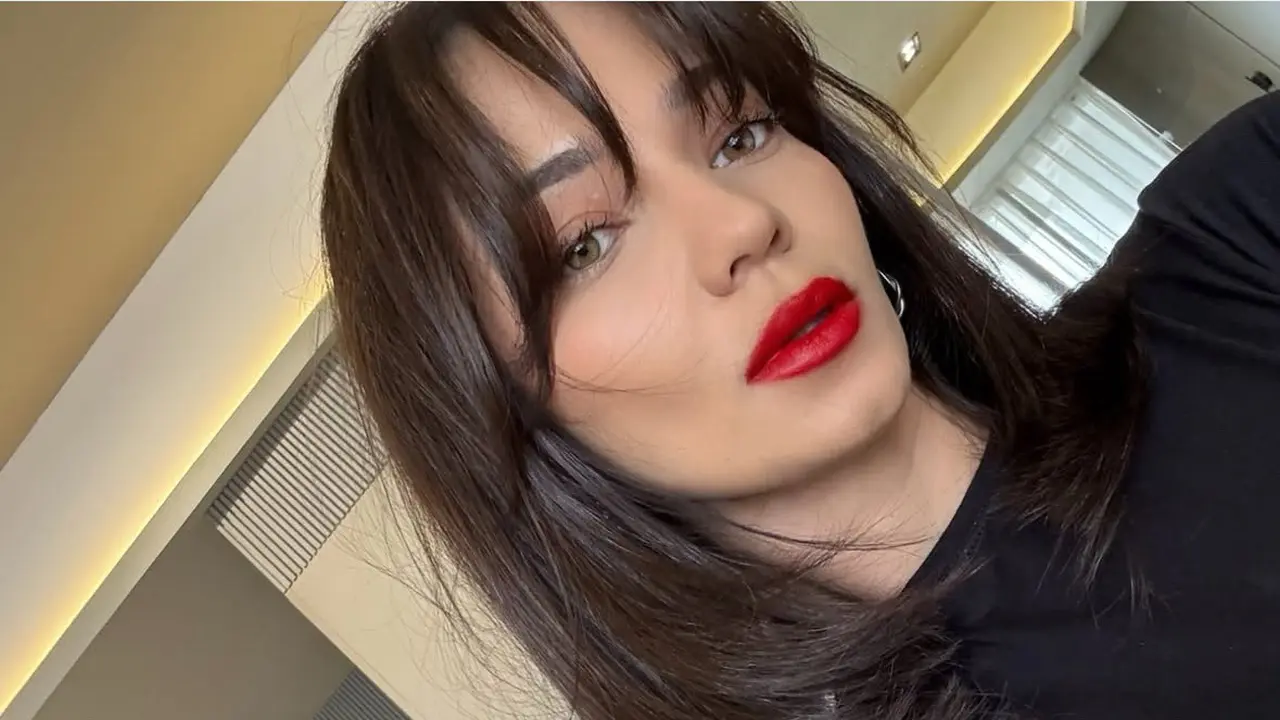 Enzy Storia Dipulas Lipstik Merah Merona dari Louis Vuitton. [@enzystoria]