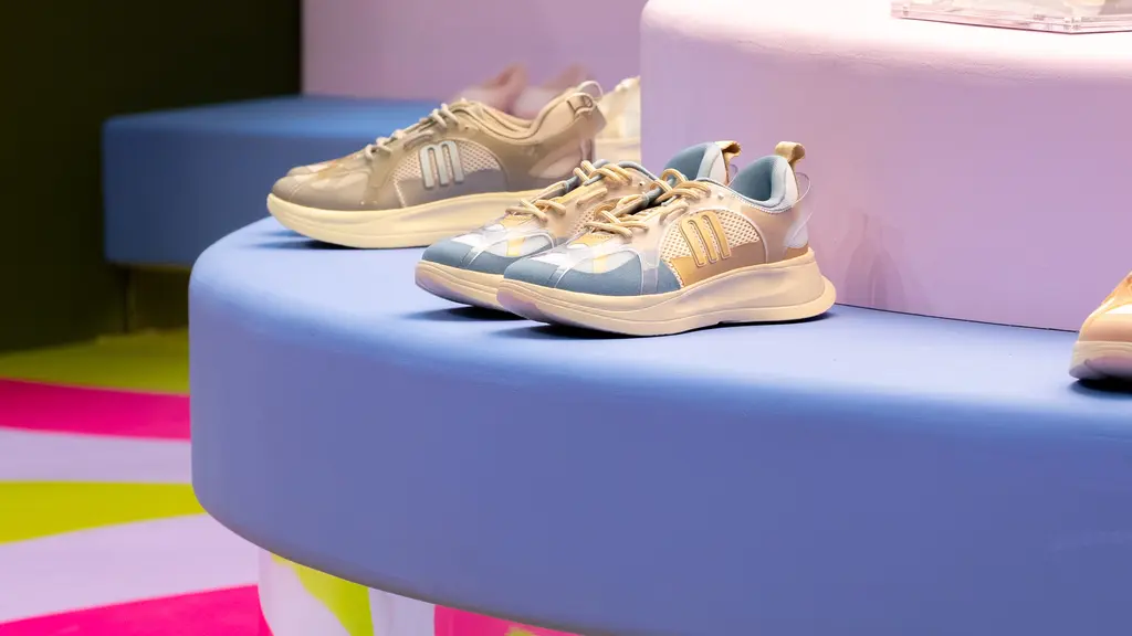 Melihat lebih dekat gaya baru sneaker rancangan Melissa dengan siluet yang modern dan ekspresif (Melissa)