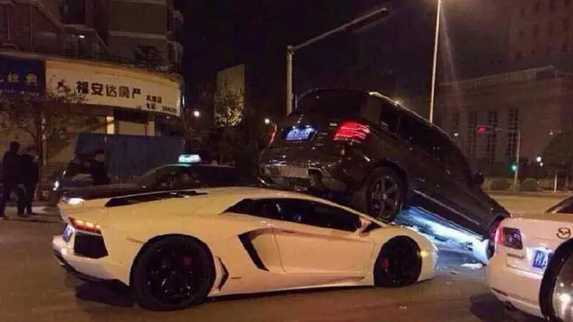 Ugal-ugalan, Aventador Sodok Mercy GLK Hingga Terjengkang