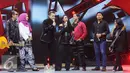 Personil band Kotak bersama pasangannya saat tampil di panggung The Biggest Concert Long Live Kotak x Anggun di Studio6 Emtek City, Jakarta, Rabu (23/11). Konser ini bagian perayaan 12 tahun Kotak. (Liputan6.com/Helmi Fithriansyah)