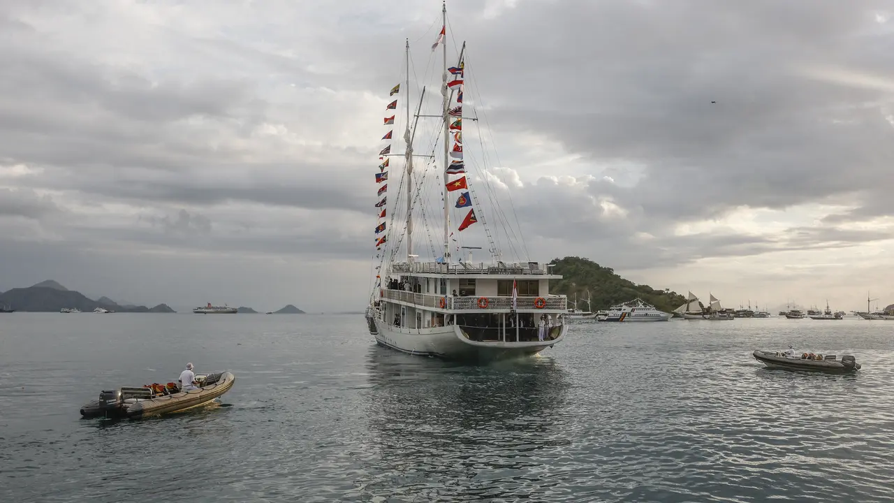 Momen Jokowi Ajak Pemimpin ASEAN Naik Kapal Pinisi Menikmati Keindahan Labuan Bajo
