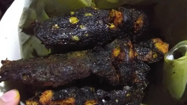 6 Momen Apes Menu Pecel Lele Gosong Ini Bikin Enggak Napsu Makan