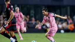 Lionel Messi tampil sebagai bintang utama kemenangan Inter Miami atas DC United dengan kontribusi dua gol yang terjadi pada menit ke-66 dan 85 serta satu assist. (Chris Arjoon/AFP)