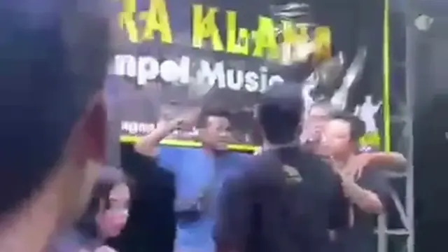 Potongan video pemain organ tunggal dikeroyok