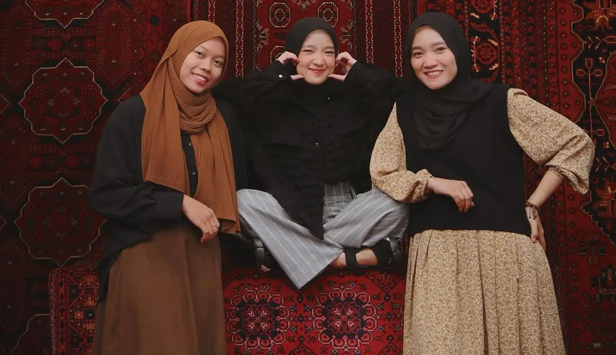 Di unggahannya Nissa tampil dengan pose-pose imut bersama kedua sahabatnya. [Instagram @nissa_sabyan]
