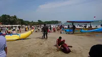 Wisatawan memadati salah satu pantai di kawasan Anyer, Banten saat libur Lebaran 2019. (Yandhi Deslatama)