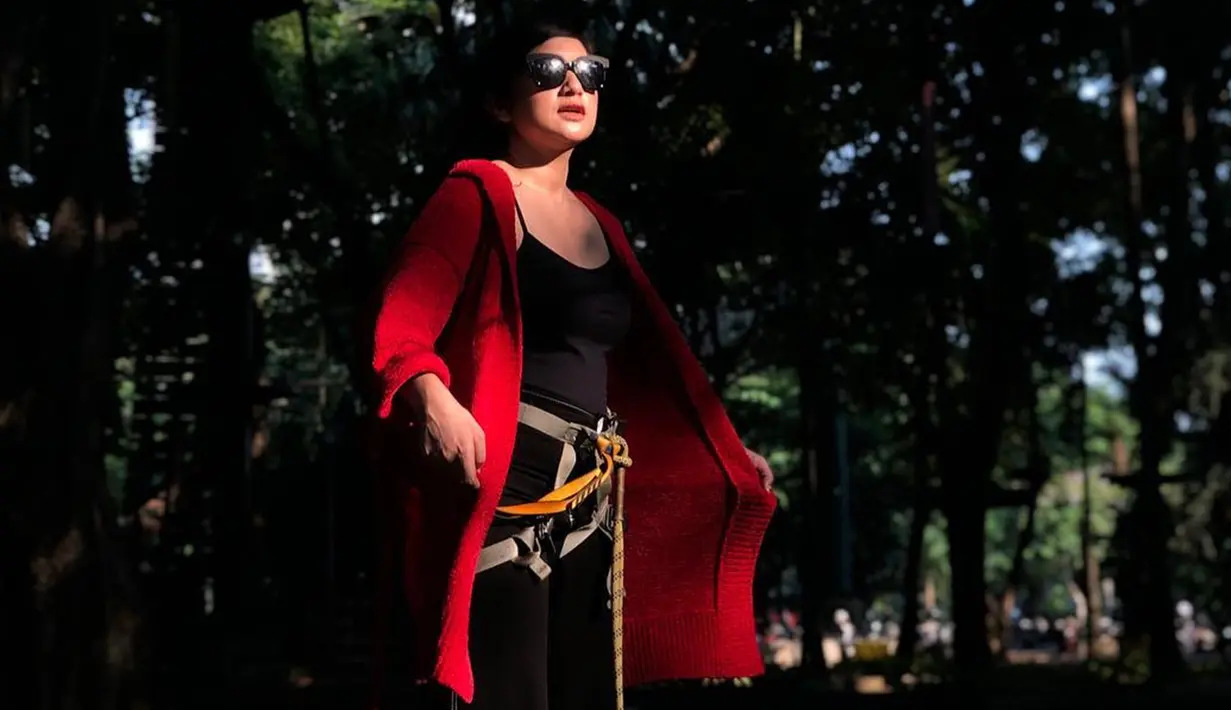 Penampilan Bianca Liza sering terlihat sederhana namun tetap menonjolkan sisi menawan dari presenter satu ini. Penampilan bianca yang mengenakan celana dan atasan berwarna hitam ini ia padukan dengan outer merah dan kacamata hitam. (Liputan6.com/IG/@bibiancaliza)