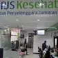 Suasana pelayanan BPJS Kesehatan di Jakarta, Rabu (28/8/2019). Menkeu Sri Mulyani mengusulkan iuran peserta kelas I BPJS Kesehatan naik 2 kali lipat yang semula Rp 80.000 jadi Rp 160.000 per bulan untuk JKN kelas II naik dari Rp 51.000 menjadi Rp110.000 per bulan. (merdeka.com/Iqbal S. Nugroho)