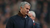 Jose Mourinho tampak kecewa saat menyaksikan anak asuhannya bertanding melawan Stoke City pada di Britannia Stadium, Inggris, Selasa (27/19/2015). Dengan hasil ini rumor pemecatan Mou akan semakin kencang. (Reuters/Darren Staples)