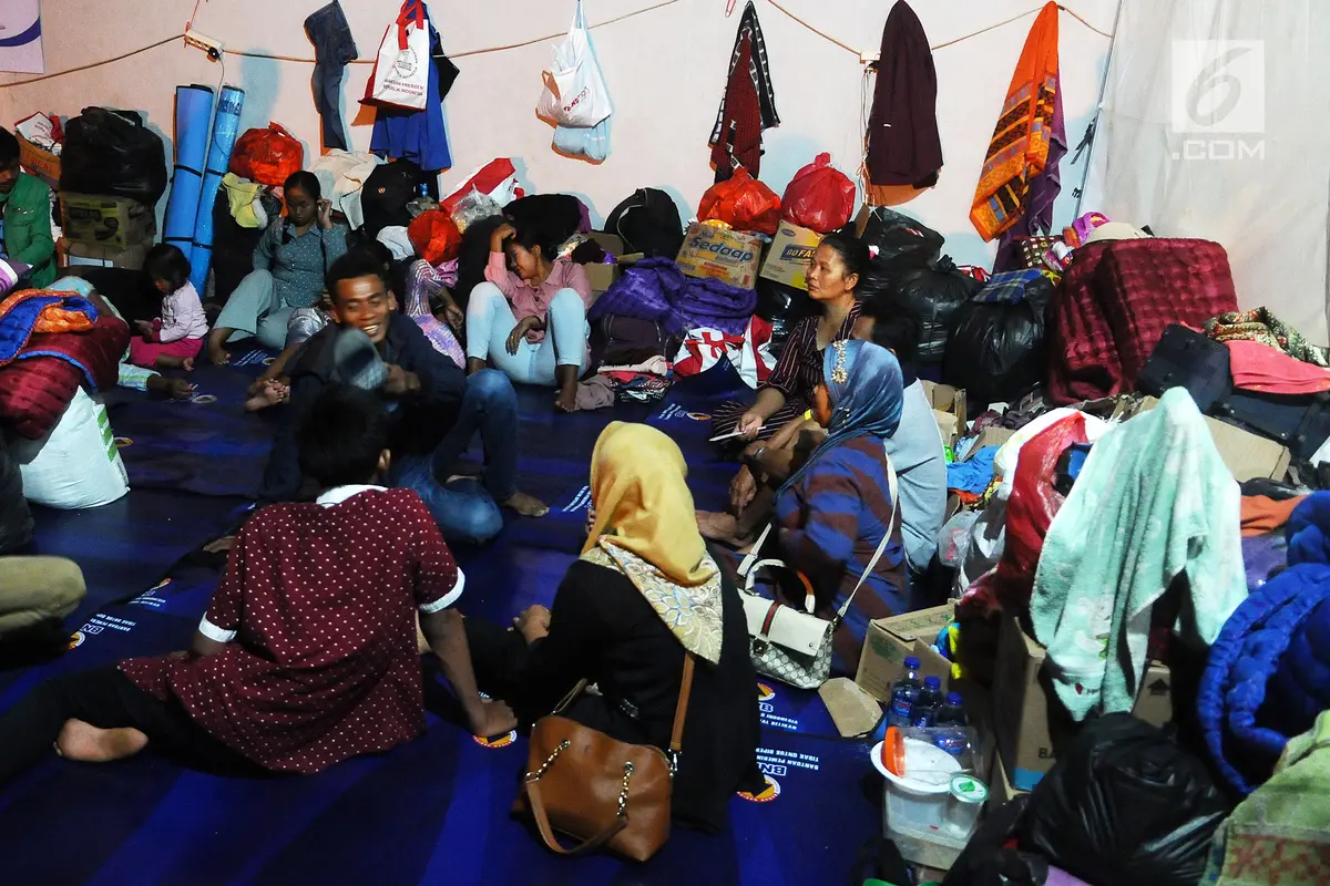 Pengungsi Terdampak Tsunami Selat Sunda di Lapangan Tenis Indoor Kalianda