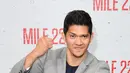 Bintang laga, Iko Uwais memamerkan gerakan pencak silat ketika menghadiri acara gala premier film Mile 22 di Los Angeles, Kamis (9/8). Iko Uwais tampil dalam balutan setelan jas abu-abu yang dipadukan dengan kaus warna gelap. (AFP PHOTO / Mark RALSTON)