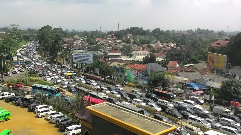 Puncak Macet, Kendaraan Mengular Sejak Pintu Keluar Tol Ciawi