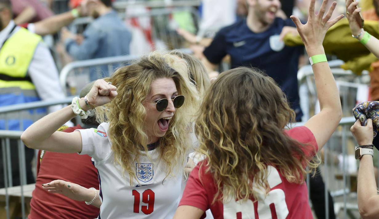 Dua suporter Timnas Inggris meluapkan kebahagiaan usai Timnas Inggris mengalahkan Jerman. Di perempat final nanti Inggris akan berhadapan dengan Ukraina. (John Sibley/Pool via AP)