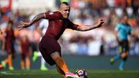 Gelandang AS Roma, Radja Nainggolan, bersiap mengirim umpan saat melawan Atalanta pada laga Serie A di Stadion Olimpico, Roma, Sabtu (15/4/2017). (AFP/Filippo Monteforte)