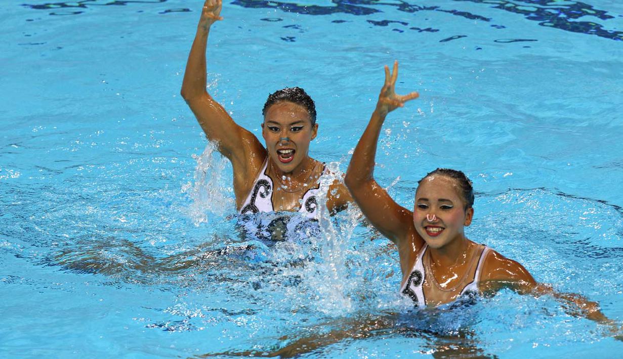 Perenang indah Indonesia, Adela Amanda Nirmala dan Claudia M. Suyanto, sedang beraksi di nomor Duet Technical Routine SEA Games 2015 di OCBC Aquatic Arena, Singapura. Selasa (2/6). (Bola.com/Arief Bagus) 