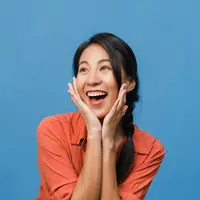 Ilustrasi wanita ceria, cheerful, senang tersenyum. / Freepik by tirachardz