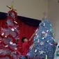 Tiga pohon natal unik memanfaatkan botol dan kantong plastik bekas untuk perayaan natal 2019 di GKJW Jemaat Kedungkandang, Kota Malang (Liputan6.com/Zainul Arifin)