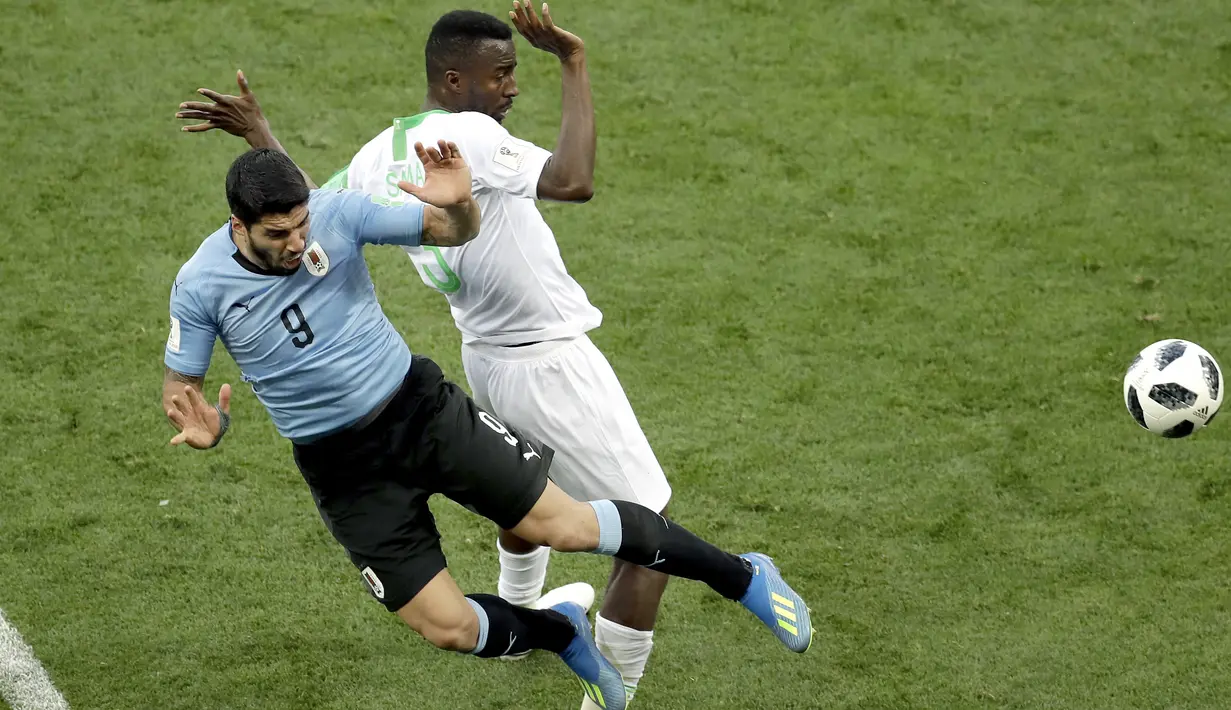 Duel pemain Uruguay, Luis Suarez (kiri) dan pemain Arab Saudi, Osama Hawsawi pada laga grup A Piala Dunia 2018 di Rostov Arena, Rostov-on-Don, Rusia, (20/6/2018). Uruguay menang 1-0. (AP/Themba Hadebe)