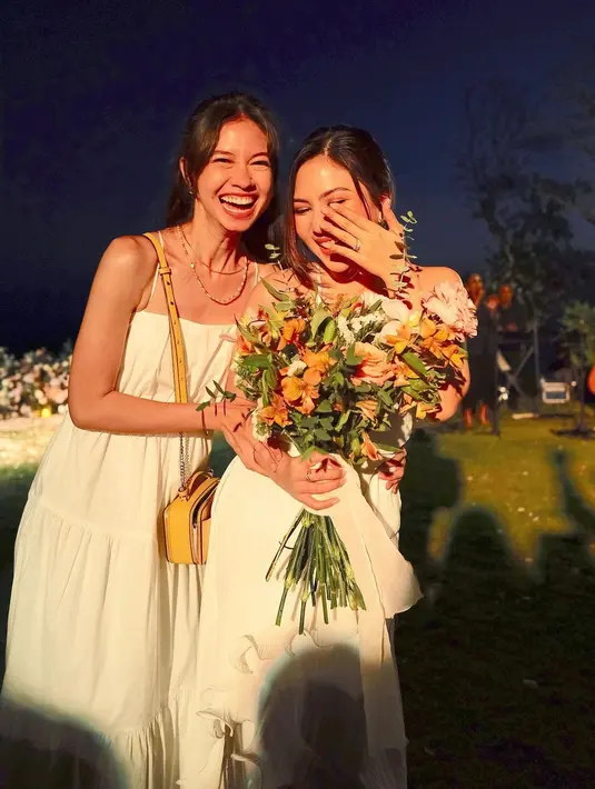 <p>Yuki Kato tersenyum semringah sambil merangkul lengan Jessica Mila. Calon istri Yakup Hasibuan itu pun bangga memperlihatkan cincin di jari manisnya. (Foto: Instagram/ yukikt)</p>