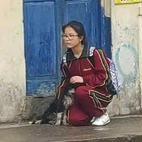 Masih kenakan seragam sekolah, gadis ini lindungi anjing liar dari hujan lebat. (CEN)