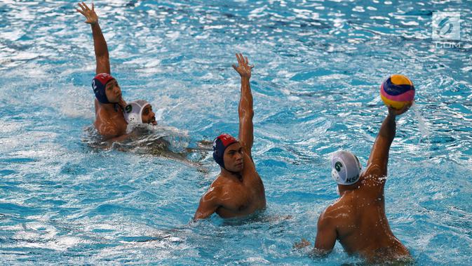 Pemain polo air Indonesia menghalau pemain Arab Saudi pada laga terakhir peringkatan Asian Games 2018 di Stadion Aquatic Centre, GBK, Jakarta, Sabtu (1/9). Indonesia harus puas berada di posisi delapan. (Merdeka.com/Imam Buhori)