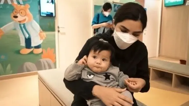 Baby Ameena dibawa ke rumah sakit (YouTube/AH)