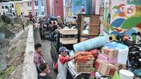 Warga mengangkut barang saat mulai menghuni di Kampung Gembira Gembrong, Cipinang Besar Utara, Jakarta Timur, Minggu (9/10/2022). Pasca diresmikan oleh Gubernur DKI Jakarta pada Jumat (7/10) kemarin, warga korban kebakaran yang sebelumnya mengungsi di Rusun Cipinamg Besar Utara kini mulai kembali menghuni Kampung Gembira Gembrong. (merdeka.com/Iqbal S. Nugroho)