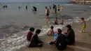 Suasana saat warga Palestina menghabiskan libur Idul Fitri di pantai Tel Aviv, Israel, Sabtu (16/6). (AP Photo/Oded Balilty)
