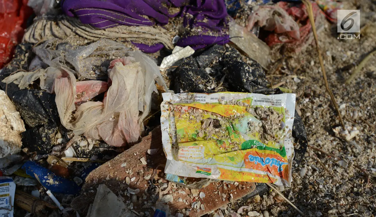 Sampah plastik yang mengotori kawasan Pantai Ancol, Jakarta, Jumat (1/3). TNI AL menggelar acara bersih-bersih Pantai Ancol dengan melibatkan sejumlah elemen masyarakat. (Merdeka.com/ Imam Buhori)