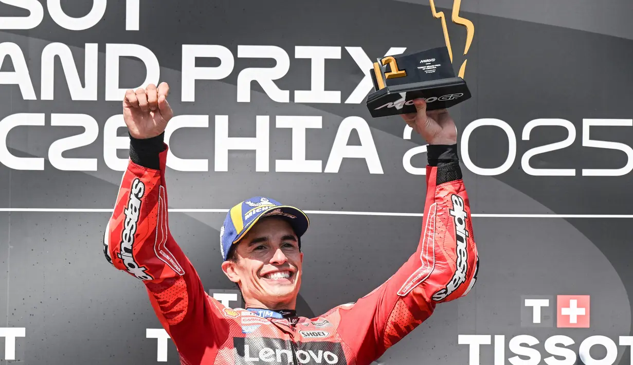 Kini, Marc Marquez meraih keunggulan 120 poin dari peringkat dua yang juga adiknya Alex Marquez. (Michal Cizek/AFP)