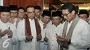 Wakil Ketua MPR Hidayat Nur Wahid (kiri) memimpin doa usai pendeklarasian Anies dan Sandiaga sebagai Cagub dan Cawagub DKI Jakarta 2017, Jakarta, Jumat (23/9). (Liputan6.com/Yoppy Renato)