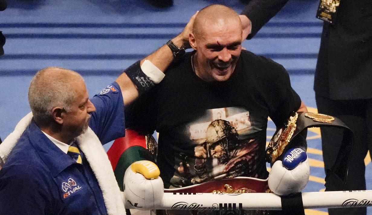 Ia menang angka mutlak atas petinju asal Inggris, Anthony Joshua, di Stadion Tottenham Hotspur, Minggu (25/9/2021). (AP/Frank Augstein)