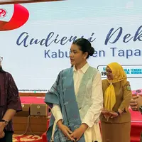 Kahiyang Ayu Padukan Ulos dengan Kemeja Putih. [@renny_manurung]