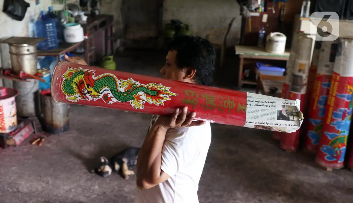 Pekerja memindahkan lilin untuk perayaan Tahun Baru Imlek di Tangerang, Banten, Kamis (4/2/2021). Tahun Baru Imlek pada 12 Februari 2021 mendatang kemungkinan digelar tanpa perayaan besar karena pandemi COVID-19. (Liputan6.com/Angga Yuniar)