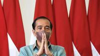 Jokowi mengizinkan masyarakat untuk melepas masker di ruang terbuka. Namun bagaimana aturan di pesawat dan KRL? Simak penjelasannya berikut ini! (Instagram/jokowi).
