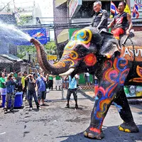 Festival Songkran di Thailand. (Sumber Foto: holidaysgenius.com)