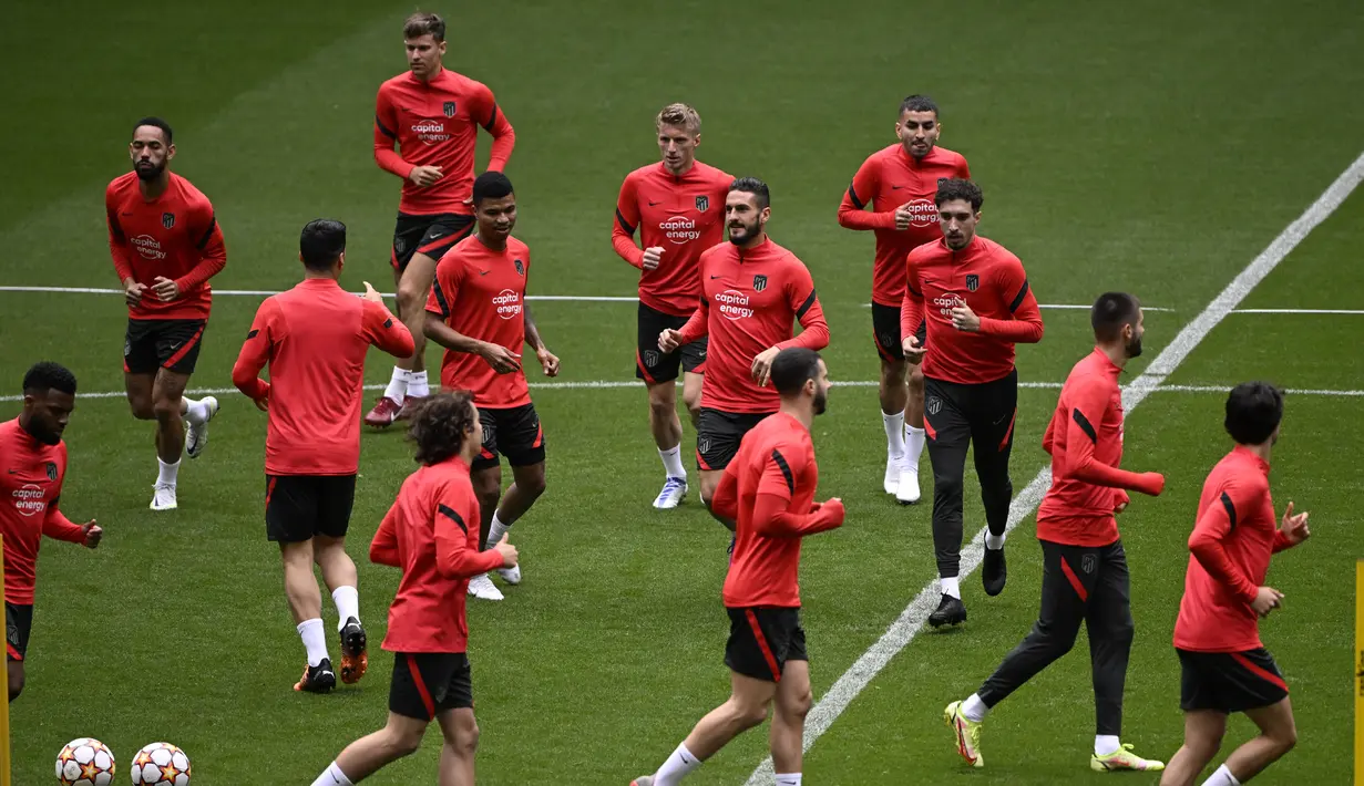 Para pemain Atletico Madrid menghadiri sesi latihan di stadion Wanda Metropolitano, Selasa (12/4/2022). Atletico Madrid punya misi membalikan keadaan ketika menjamu Manchester City pada leg kedua perempat final Liga Champions, Kamis 14 April 2022 dini hari WIB. (Pierre-Philippe MARCOU/AFP)
