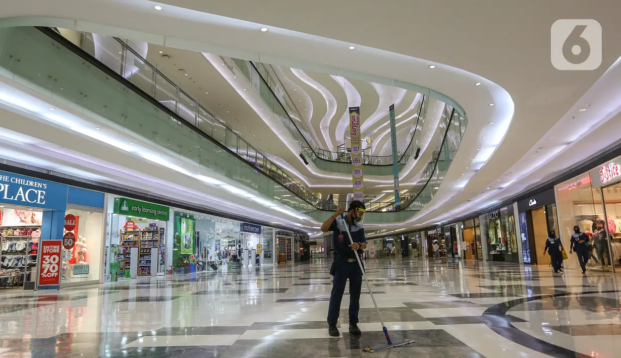 Petugas kebersihan membersihkan lantai saat beroperasinya mall di Lippo Mall Puri, Jakarta, Senin (15/6/2020). Lippo Malls di wilayah Jakarta kembali beroperasi pada pukul 12.00 – 20.00 WIB dengan menyiapkan protokol kesehatan guna mencegah penyebaran Covid-19. (Liputan6.com/Fery Pradolo)
