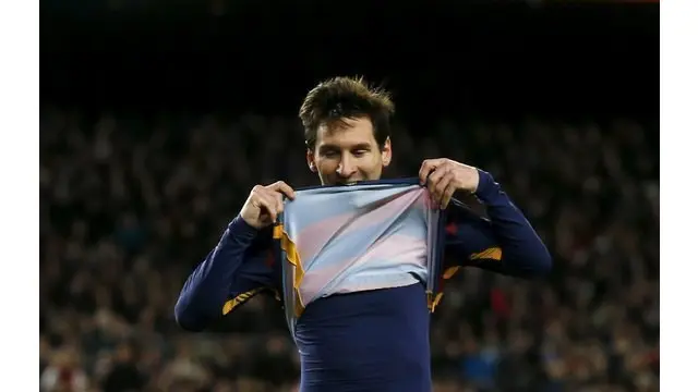 Video highlights Barcelona vs Sevilla yang berakhir dengan skor 2-1 pada Minggu (28/2/2016). Lionel Messi mencetak gol indah melalui tendangan bebas.